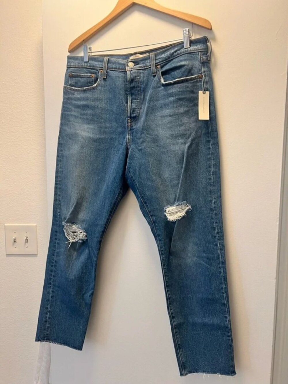 NWT Levi's Women's Premium Wedgie Icon Fit Distressed Cropped Jeans - Size 32